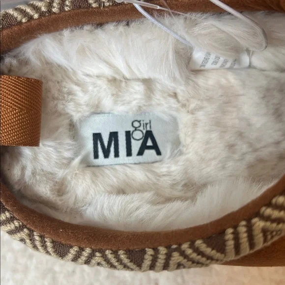 MIA girl Brown and Cream Fuzzy Slippers size 4. NWT! - Picture 5 of 12